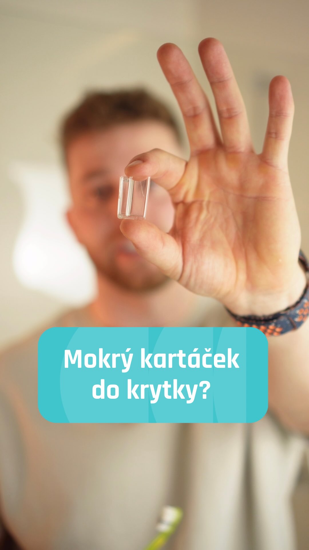 Krytka na kartáčku vypadá jako hygienická ochrana. Pokud ji ale nasadíš na mokré štětiny, můžeš vytvořit přesně opačný efekt. 🪥

Po čištění zůstává mezi štětinami voda. Uzavřená krytka omezuje proudění vzduchu, kartáček schne pomaleji a vlhkost se uvnitř drží mnohem déle.

💧 Nejdřív odstraň přebytečnou vodu.
Kartáček po použití důkladně opláchni a vodu z něj oklep.

💨 Nech ho volně vyschnout.
Ulož ho hlavičkou nahoru na místo, kde kolem něj může proudit vzduch a nedotýká se ostatních kartáčků.

🧳 Krytku používej především při přepravě.
Nenasazuj ji na mokrý kartáček. Nejdřív ho nech pořádně proschnout.

To, co na první pohled působí hygienicky, tak nemusí být pro každodenní skladování tou nejlepší volbou. 👀

👉 Sleduj nás, pokud chceš vědět, jak správně pečovat o svůj kartáček i své zuby. 🦷