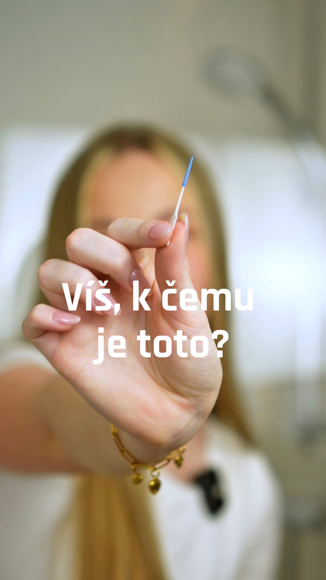Tohle vypadá podobně. Ale rozhodně to není to samé. 🦷

Spousta lidí používá silikonové párátko a mezizubní kartáček, jako by měly stejnou funkci. Jenže každý z nich řeší úplně jiný problém.

👉 Silikonové párátko je ideální ve chvíli, kdy potřebuješ dostat ze zubů zbytek jídla. Navíc je šetrnější než klasické dřevěné párátko, které může dásně zbytečně dráždit.

👉 Mezizubní kartáček ale není náhrada párátka. Je určený k pravidelnému večernímu čištění mezizubních prostor a odstranění plaku, který se mezi zuby hromadí každý den.

Sleduj nás, pokud nechceš kupovat pomůcky, které pak používáš špatně. ✨