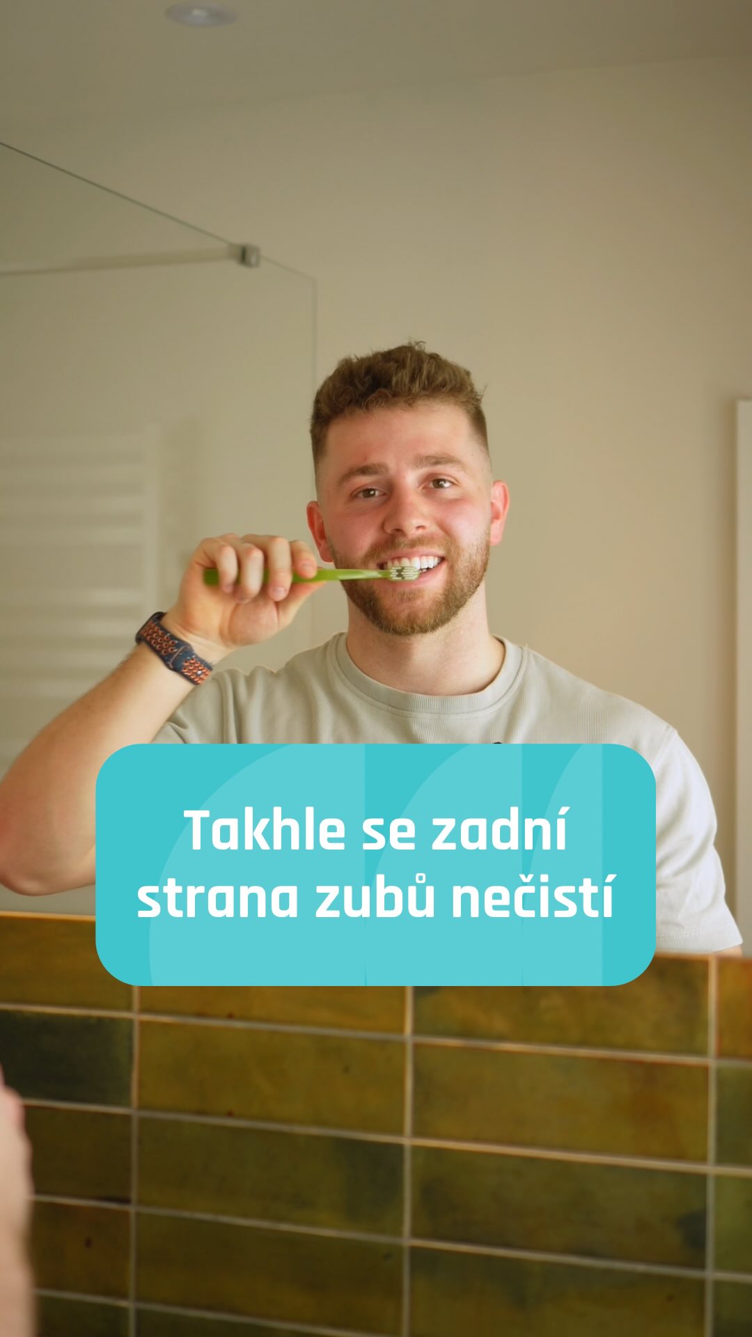 Myslíš si, že si zuby čistíš správně? Nestačí jen vzít kartáček do ruky. 🦷

Správná péče o zuby není jen o tom, že si je čistíš dvakrát denně. O výsledku často rozhodují drobnosti, které většina lidí vůbec neřeší.

🪥 Méně pasty často znamená víc.
Na kartáček není potřeba vytlačit proužek přes celou délku. Menší množství bohatě stačí.

🦷 Nezapomínej na vnitřní stranu zubů.
Právě tam lidé při čištění nejčastěji chybují, protože kartáček drží ve špatném úhlu.

💨 Kartáček nech po čištění volně uschnout.
Uzavřená krytka zadržuje vlhkost, která není ideálním prostředím pro hygienické skladování.

📐 Kartáček lehce nakloň směrem k dásním.
Díky správnému úhlu se štětiny dostanou i k okraji dásní, kde se nejčastěji usazuje plak.

✨ Samotný kartáček nestačí.
Bez mezizubních pomůcek zůstávají místa mezi zuby nevyčištěná, i když si zuby čistíš poctivě každý den.

Někdy stačí upravit pár drobností a tvoje každodenní rutina bude mnohem účinnější.

👉 Sleduj nás, pokud chceš vědět, jak z každého čištění vytěžit maximum. 🦷