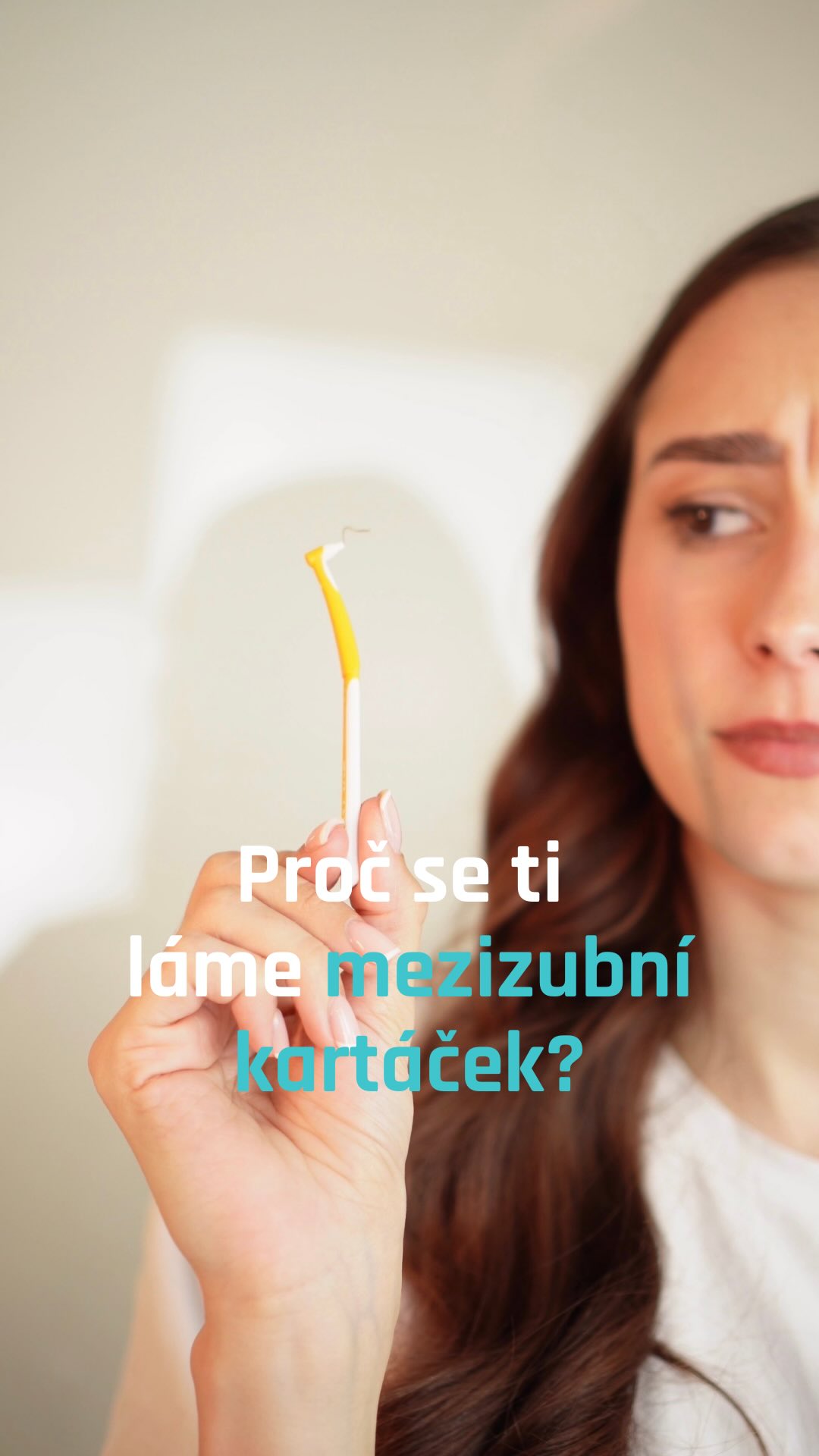 Zlomí se ti mezizubní kartáček už během prvního čištění? Možná není problém v kartáčku, ale v tom, co s ním během používání děláš. 👀

Při čištění kartáček postupně nasákne slinami, změkne a začne být náchylnější k ohnutí nebo zlomení.

💧 Během čištění ho opakovaně oplachuješ.
Kartáček tak zůstává neustále mokrý a může ztrácet svou původní pevnost ještě rychleji.

🧻 Mezi jednotlivými mezizubními prostory ho raději jemně vysuš kapesníkem.
Odstraníš přebytečné sliny i zachycené nečistoty, aniž bys kartáček znovu namáčel.

🚿 Důkladně ho opláchni až po dokončení celého čištění.
Potom ho nech volně proschnout, aby byl připravený na další použití.

Někdy tak stačí změnit jednu drobnost a mezizubní kartáček nemusí skončit v koši hned po prvním čištění. ✨

👉 Sleduj nás, pokud chceš své mezizubní kartáčky používat správně a vytěžit z nich maximum. 🦷