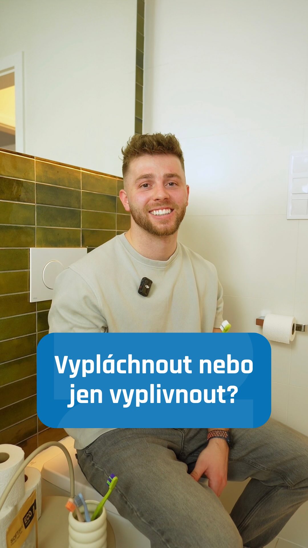 Možná si myslíš, že si zuby čistíš správně. Ale co když děláš několik chyb každý den? 🦷👀

V péči o zuby existuje spousta rad, které si navzájem odporují. A právě proto je kolem některých věcí tolik zmatku.

🪥 Čistit před nebo po snídani?
Ideálně před snídaní. Pokud až po jídle, je lepší počkat alespoň 30 minut, aby se sklovina stihla vzpamatovat z působení kyselin.

🩸 Krvácejí dásně? Přestat, nebo pokračovat?
Krvácení často souvisí se zánětem způsobeným nahromaděným plakem. Pravidelné a šetrné čištění bývá právě to, co pomáhá situaci zlepšit.

🦷 Větší nebo menší hlavička kartáčku?
Menší hlavička se dostane lépe k zadním stoličkám i hůře dostupným místům, která bývají při čištění nejčastěji vynechaná.

✨ Dentální párátko nebo mezizubní kartáček?
Párátko pomůže odstranit zbytky jídla. Mezizubní kartáček ale odstraňuje plak, který je mnohem větším problémem.

🤍 Tvrdý nebo měkký kartáček?
Měkký. Je šetrnější k dásním i sklovině a při správné technice čistí stejně dobře, často i lépe.

💧 Vypláchnout pastu vodou, nebo jen vyplivnout?
Pokud pastu hned vypláchneš, smyješ i účinné látky. Proto je lepší pastu jen vyplivnout a nechat ji ještě chvíli působit.

Někdy nejsou největším problémem špatné návyky. Ale návyky, o kterých si celý život myslíš, že jsou správně. 👀

👉 Sleduj nás, pokud chceš mít v péči o zuby konečně jasno. 🦷✨