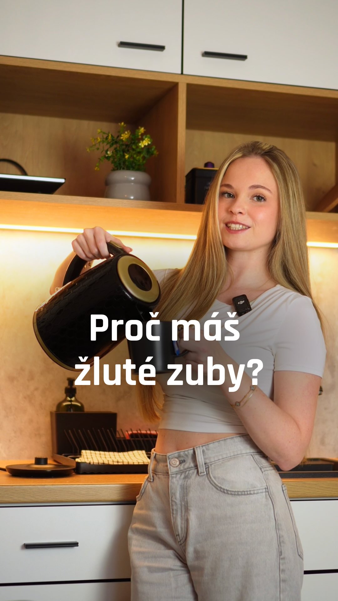 Tvoje zuby nežloutnou jen kvůli kávě, můžou za to i věci, které by tě vůbec nenapadly. 🦷

Když se řekne zbarvení zubů, většina lidí si vybaví kávu. Jenže ta rozhodně není jediným důvodem, proč zuby postupně ztrácí svůj přirozený odstín.

Bylinkové čaje 🌿 
I když působí zdravě, obsahují přírodní barviva. Pokud je popíjíš celý den, mohou se postupně usazovat na povrchu zubů.

Bílé víno 🍷 
Na rozdíl od červeného sice tolik nebarví, ale jeho kyselost může oslabovat sklovinu. Pigmenty z dalších jídel a nápojů se pak na zubech zachytávají mnohem snáz.

Přirozené stárnutí zubů 🦷 
S přibývajícím věkem se sklovina postupně ztenčuje a více prosvítá dentin, který má přirozeně nažloutlou barvu.

Některé léky 💊 
Některé typy léčiv mohou ovlivnit zbarvení zubů už během jejich vývoje nebo způsobit změny jejich odstínu i v dospělosti.

Káva ☕
Nejde ani tak o to, že si dáš jeden šálek. Mnohem větší problém je její popíjení po malých doušcích během celého dne, stejně jako u čaje. Zuby jsou pak pigmentům vystavené mnohem déle.

Žlutější zuby tak nemusí znamenat, že si je špatně čistíš. Často je za tím kombinace návyků, věku i toho, co během dne jíš a piješ.

👉 Sleduj nás, pokud chceš vědět, co všechno ovlivňuje zdraví i vzhled tvých zubů. ✨